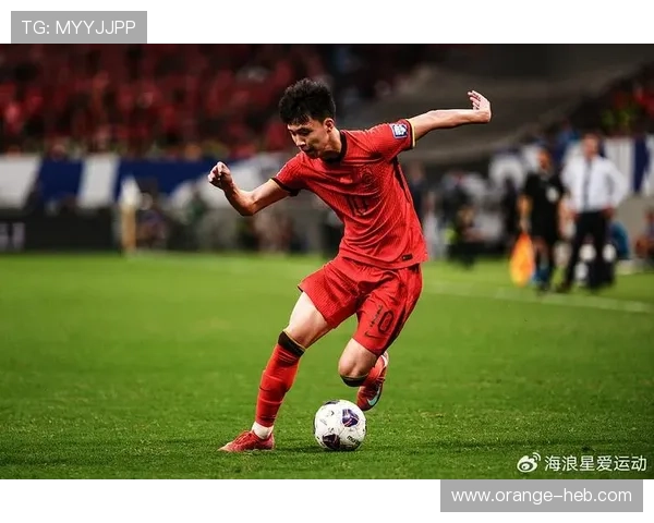 国足新星闪耀国际赛场带领球队逆转夺冠掀起青春风暴