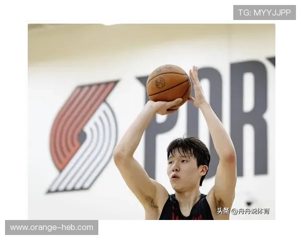 开拓者队新赛季备战全面启动 球员训练热身状态引发关注