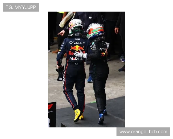 维斯塔潘与汉密尔顿激战新赛季揭幕战成全球车迷热议焦点之战